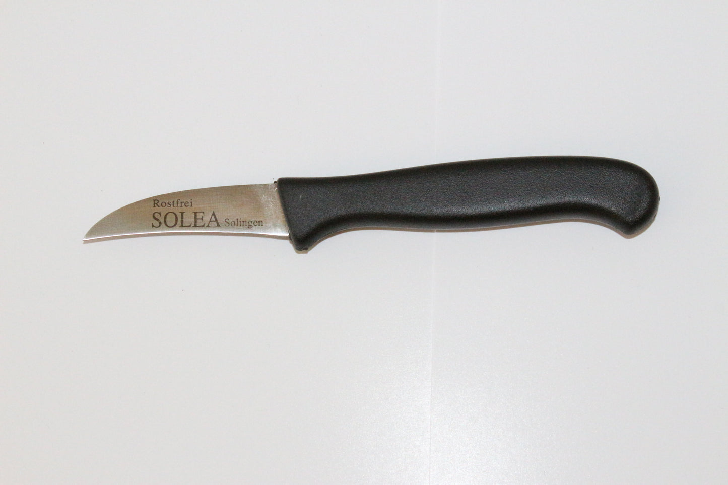SOLEA roestvrijstalen schilmesje gebogen lemmet met zwart kunststof heft