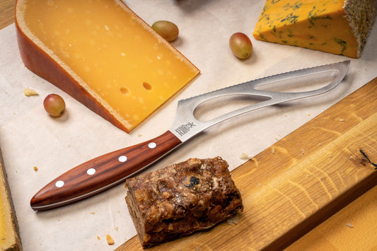 Robert Herder Fromâgo Cio kaasmes met uitsparingen en concave golf, 16cm, pruimenhouten heft