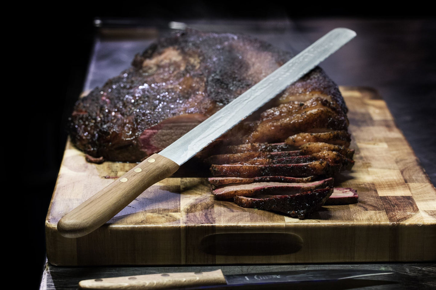 ROBERT HERDER brisket- of broodmes met golf RVS lemmet 31.5cm FSC eikenhout heft