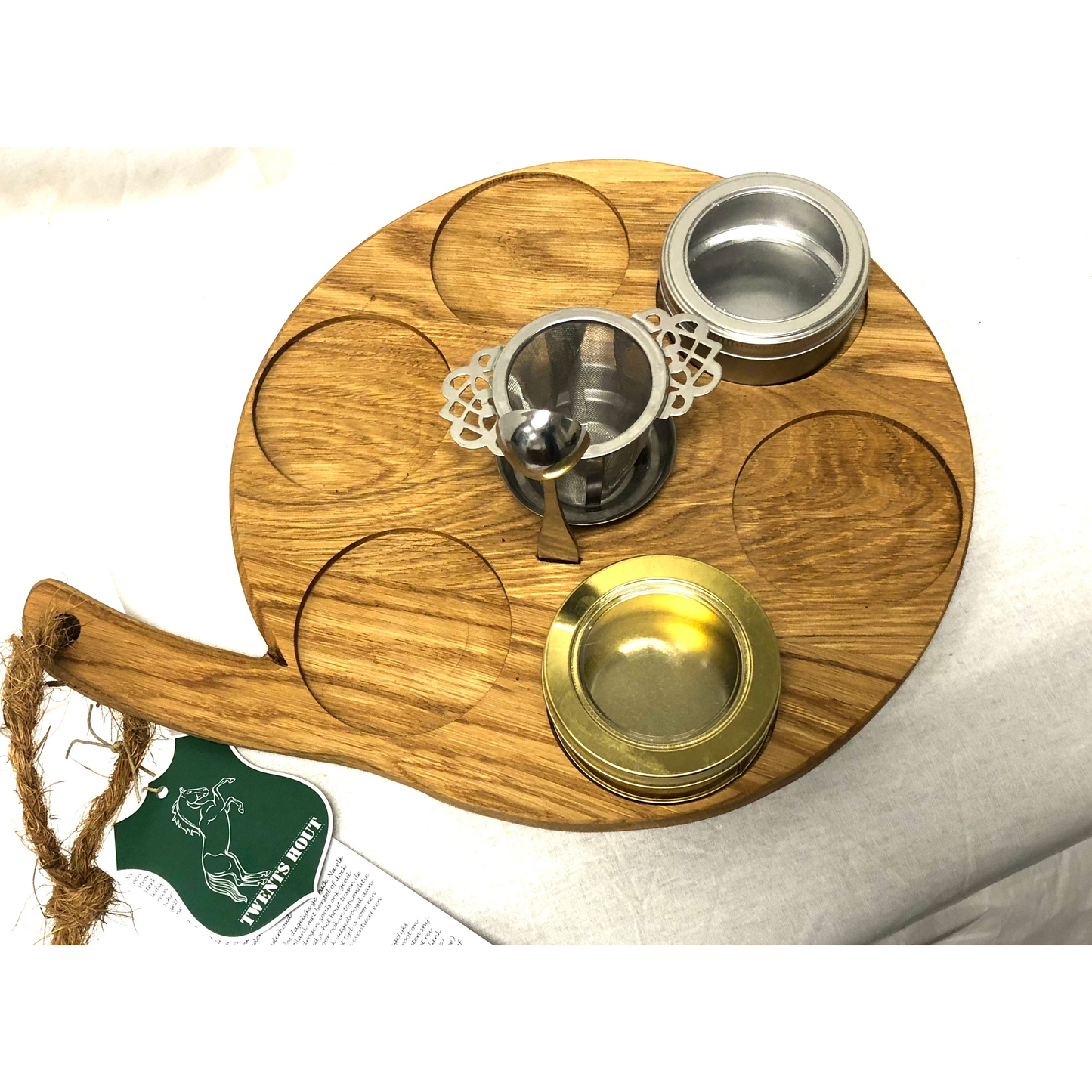 TWENTS FSC eikenhouten Thee- serveer-plank rond Ø 30cm dikte 2cm met handvat en ophangoog Foodsafe gecertificeerd